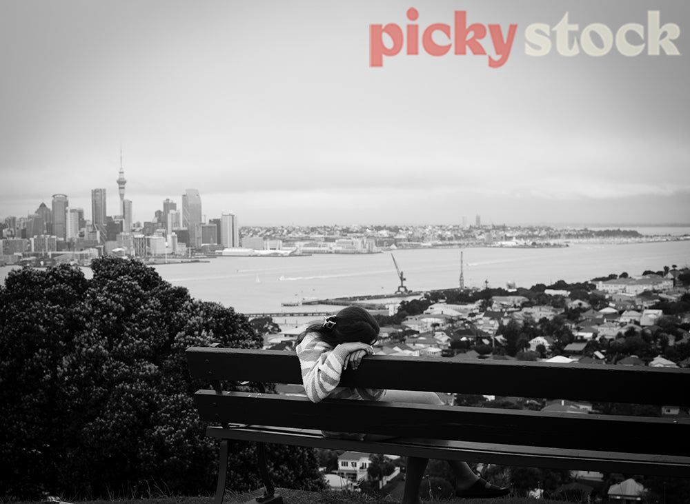 Relaxing on a bench on the top of Takarunga, Mount Victoria overlooking Tāmaki Makaurau, Auckland city and the Waitematā Harbour.